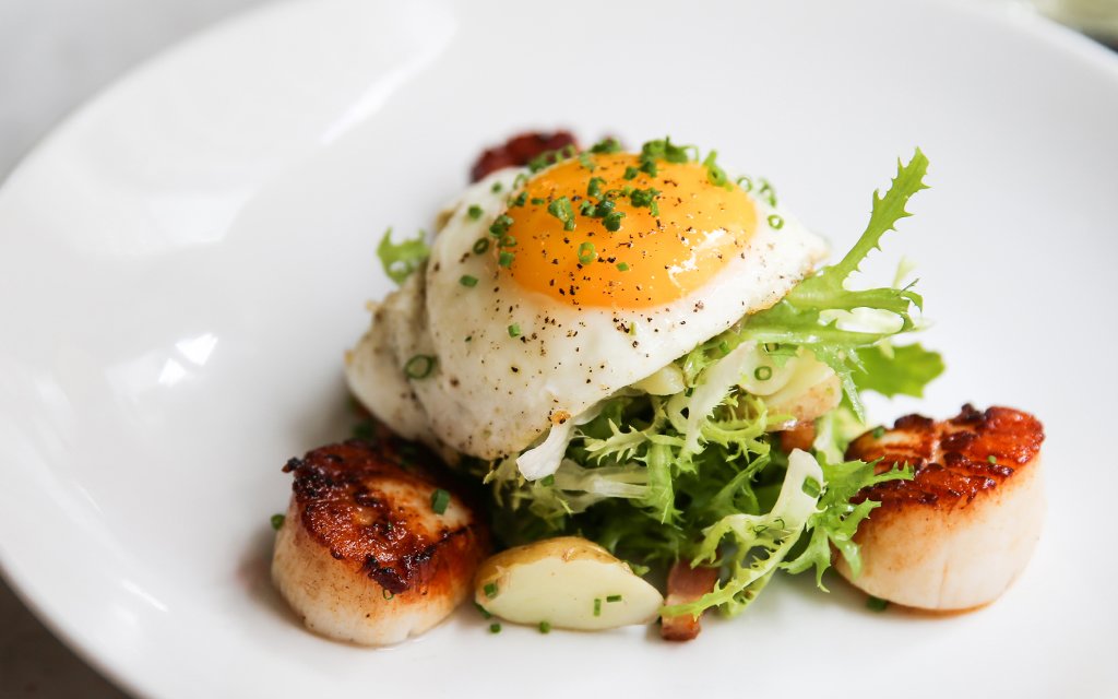 Seared scallops & sunny side up egg